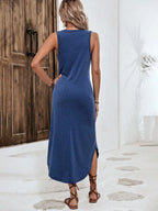 Sélène – Robe midi femme bleue fluide à col V sans manches, esprit plage d’été chic