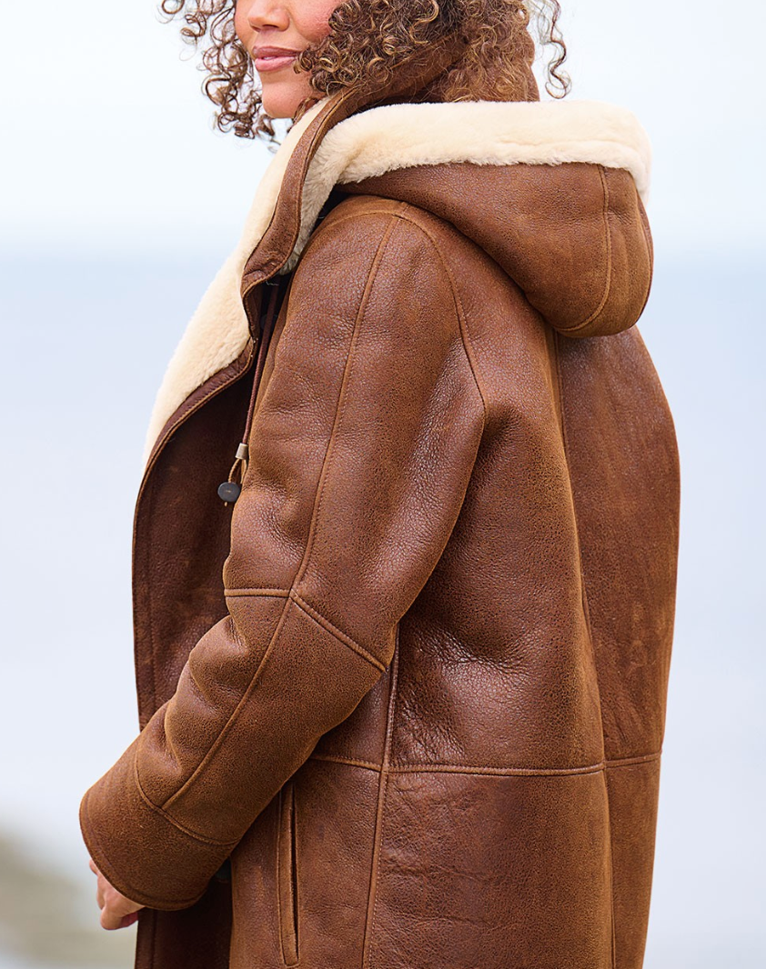 Anneliese Manteau Femme à Capuche – Manteau Doublé Effet Mouton avec Fermeture à Brandebourgs