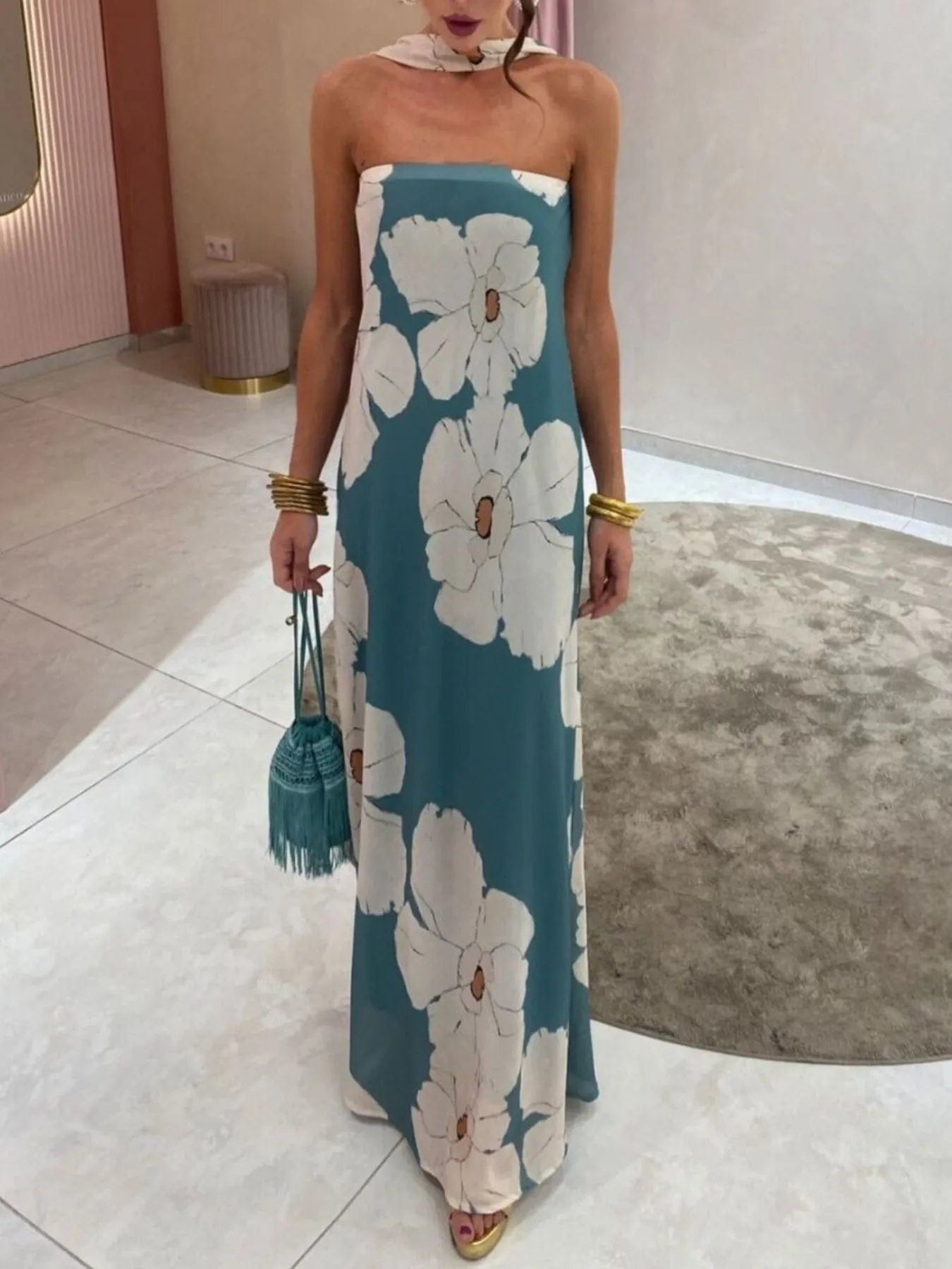 Élodie – Vestido largo palabra de honor azul petróleo con grandes flores blancas y corte fluido