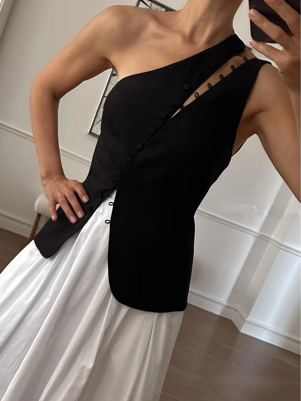 Maïwen Top Femme – Top Asymétrique One-Shoulder Sans Manches avec Boutons Décoratifs