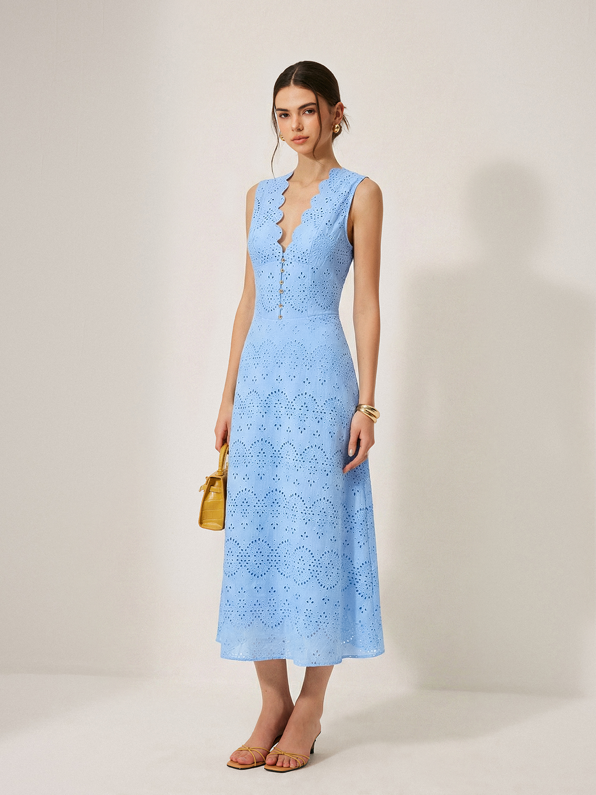 Célestine Robe Maxi en Coton – Robe Sans Manches Brodée à Col V Élégant