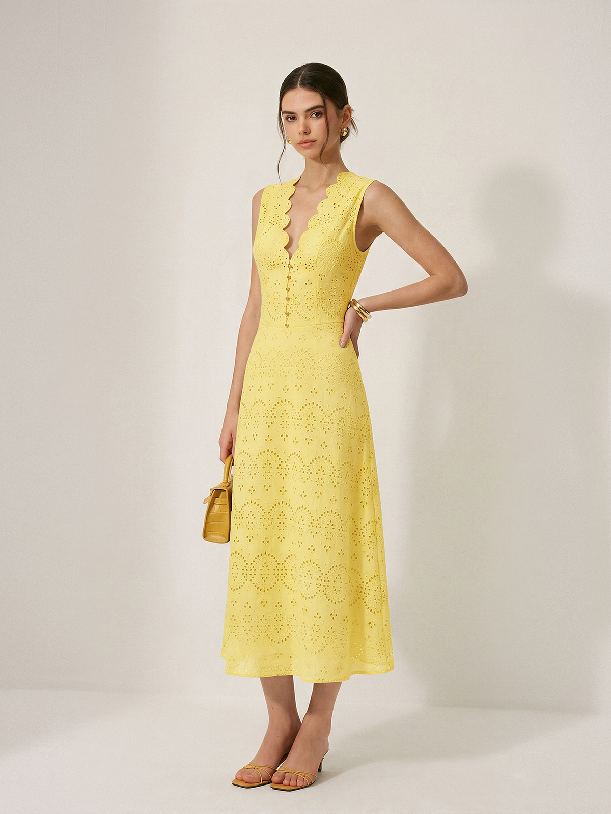 Célestine Robe Maxi en Coton – Robe Sans Manches Brodée à Col V Élégant