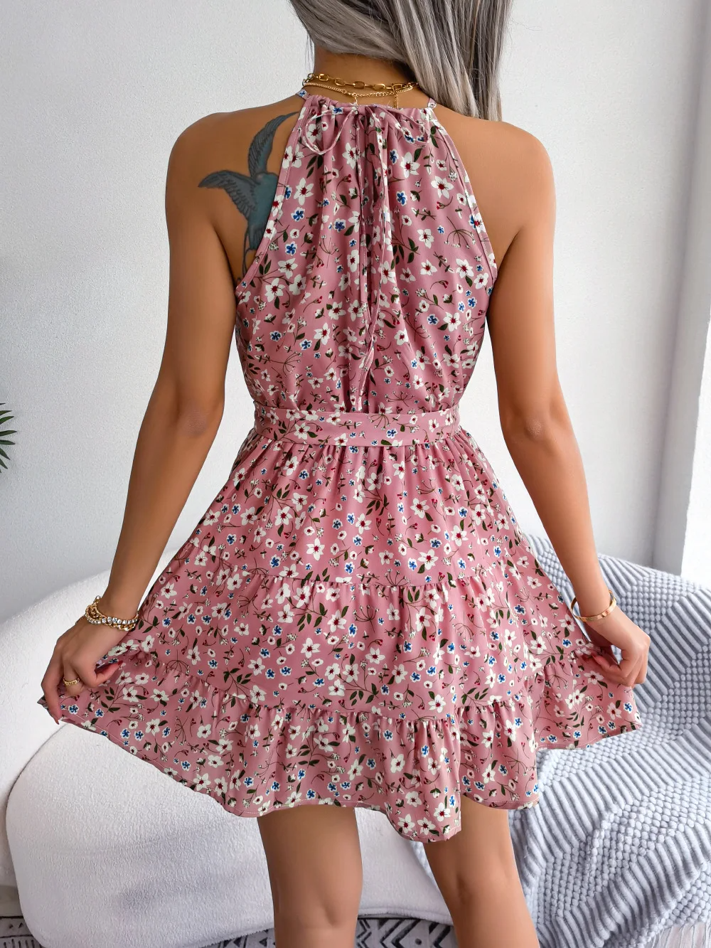 Hailey Robe Femme Fleurie Dos Nu à Col Halter avec Ceinture Élégante Chic