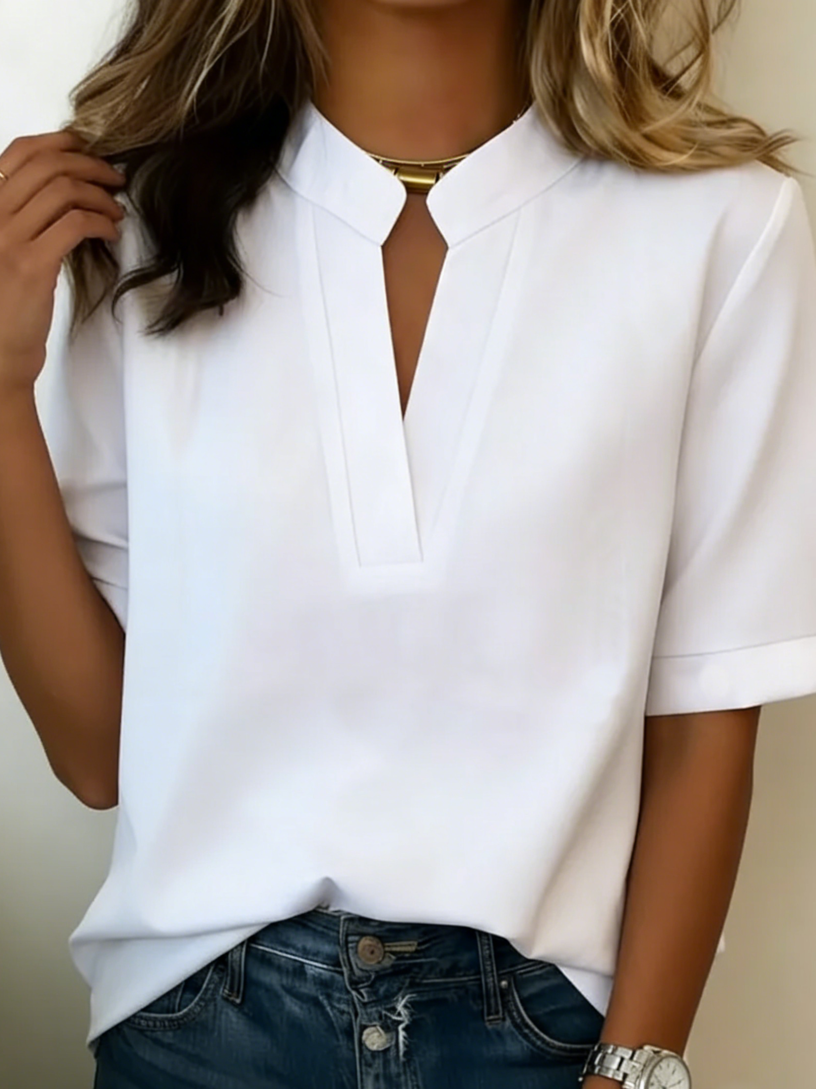 Aurora Blouse Femme – Col Montant Élégant, Encolure V et Coupe Fluide Chic