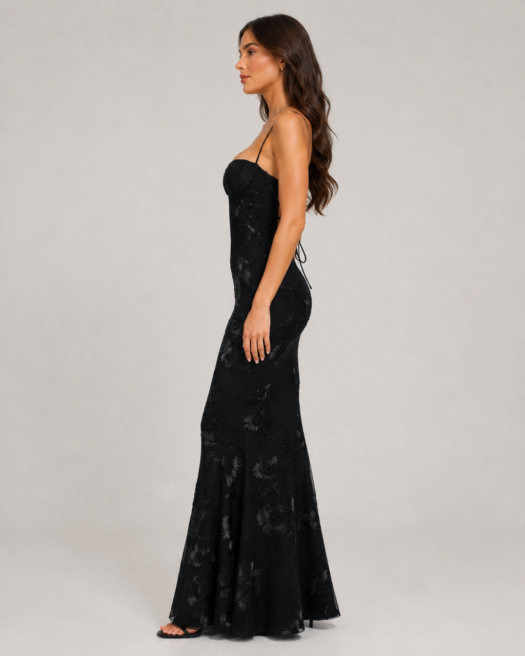 Désirée Vestido largo de mujer con tirantes finos, bordado floral y elegante espalda con cordones
