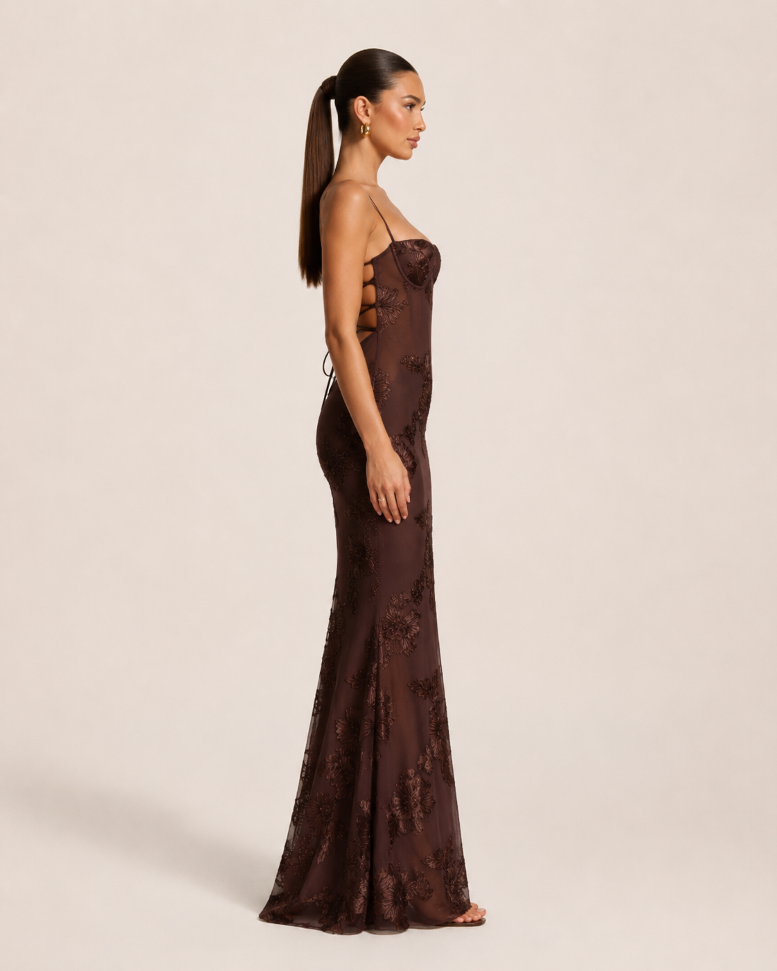 Désirée Vestido largo de mujer con tirantes finos, bordado floral y elegante espalda con cordones