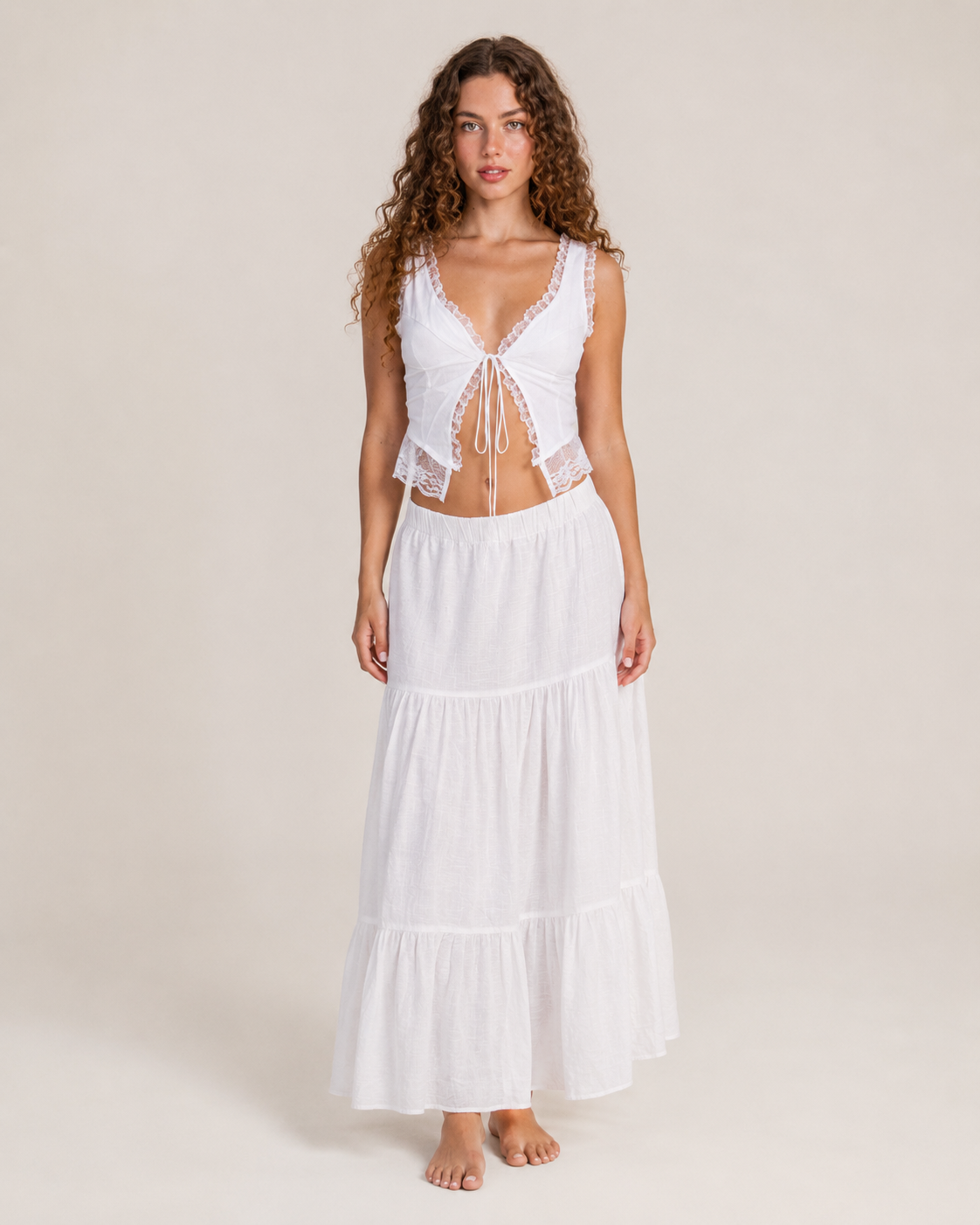 Victoire Crop Top en Dentelle Blanche à Lacets Ajustables au Style Romantique Estival