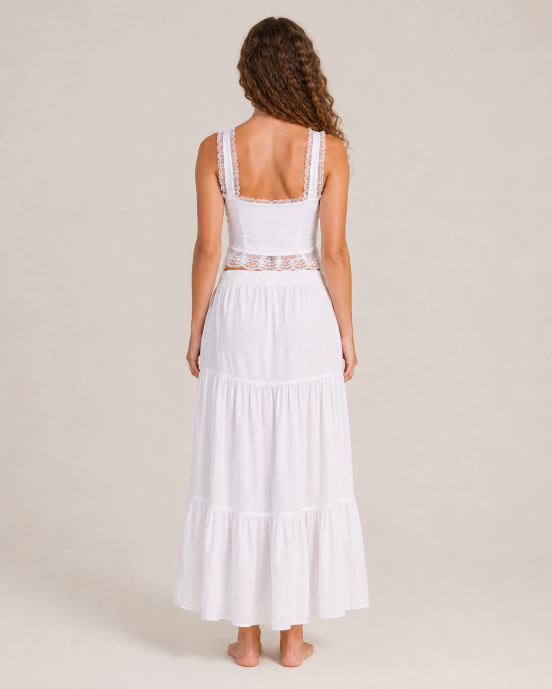 Victoire Crop Top en Dentelle Blanche à Lacets Ajustables au Style Romantique Estival