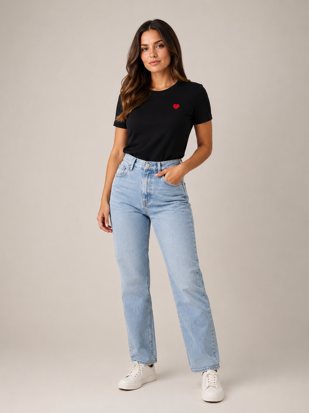 Rosalie T-Shirt à Col Rond avec Cœur Brodé Minimaliste au Style Décontracté Chic