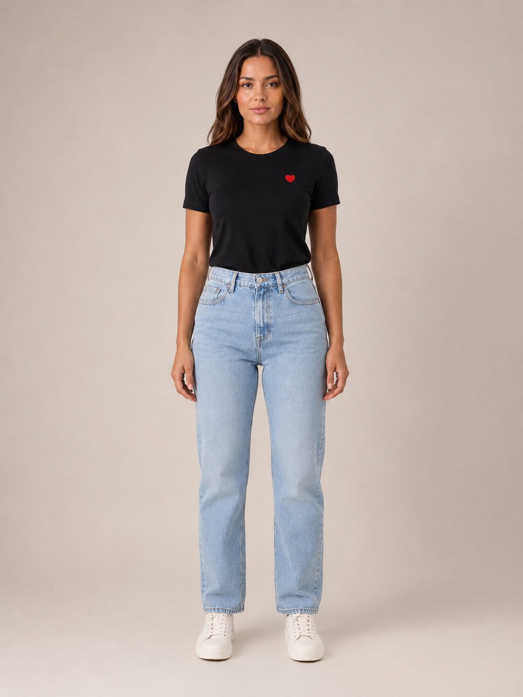 Rosalie T-Shirt à Col Rond avec Cœur Brodé Minimaliste au Style Décontracté Chic