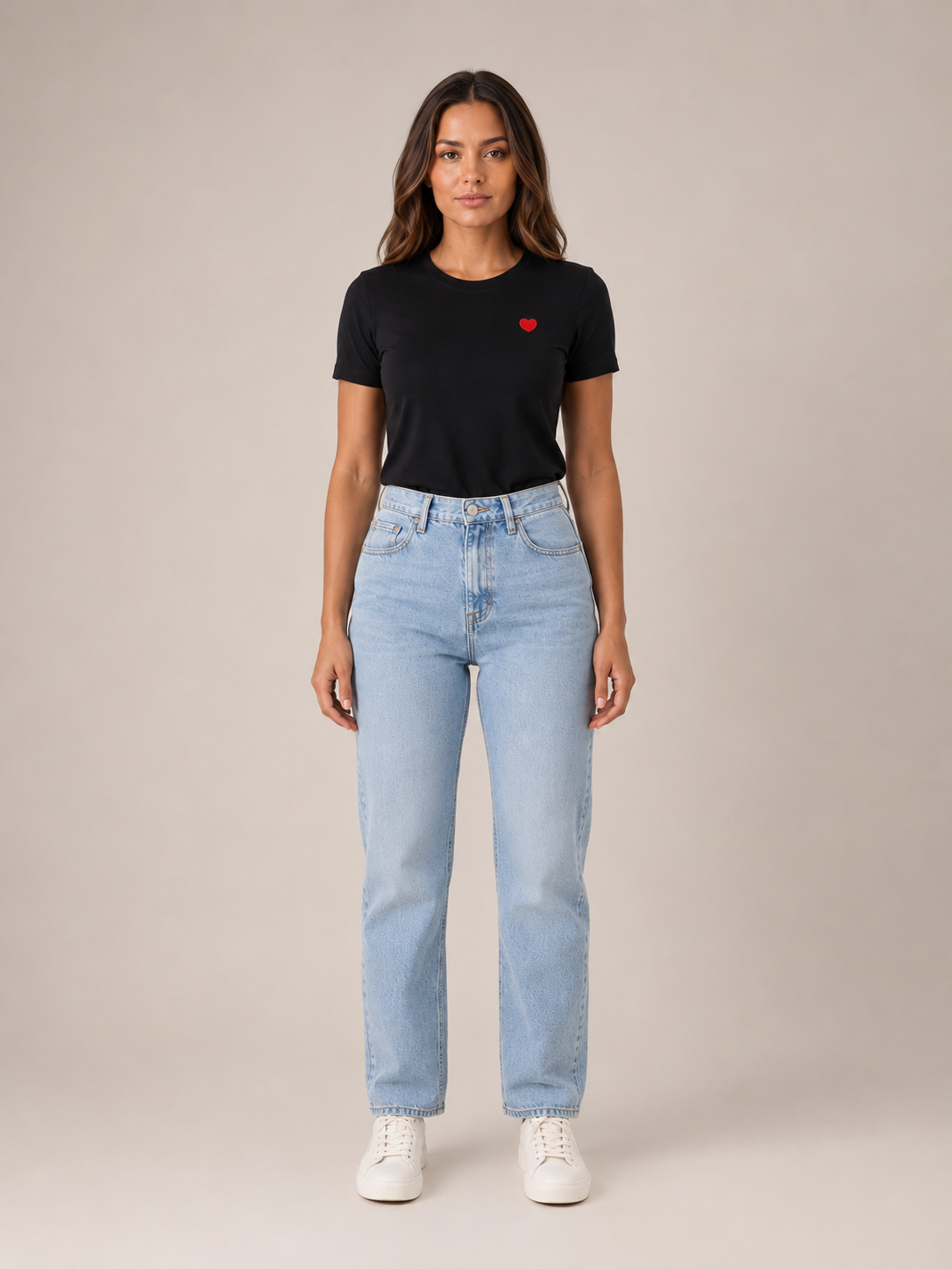 Rosalie T-Shirt à Col Rond avec Cœur Brodé Minimaliste au Style Décontracté Chic