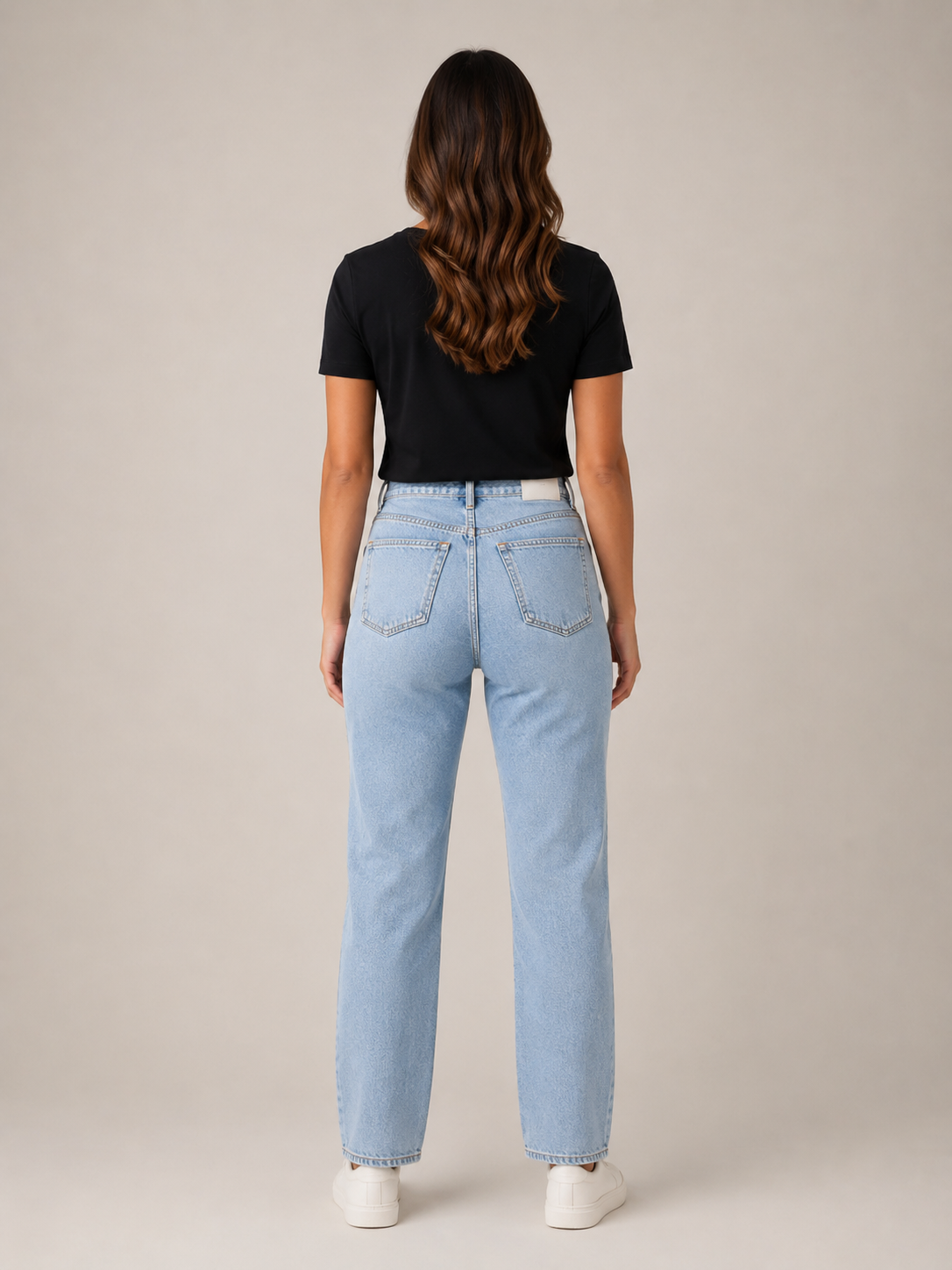 Rosalie T-Shirt à Col Rond avec Cœur Brodé Minimaliste au Style Décontracté Chic