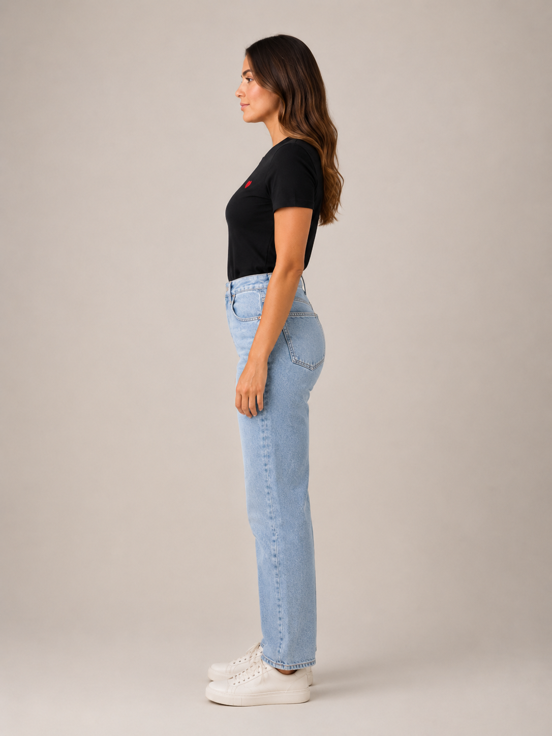 Rosalie T-Shirt à Col Rond avec Cœur Brodé Minimaliste au Style Décontracté Chic