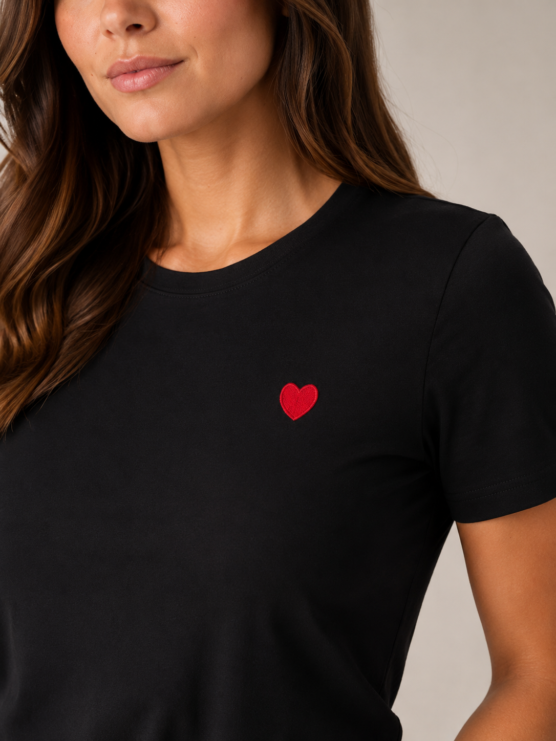 Rosalie T-Shirt à Col Rond avec Cœur Brodé Minimaliste au Style Décontracté Chic