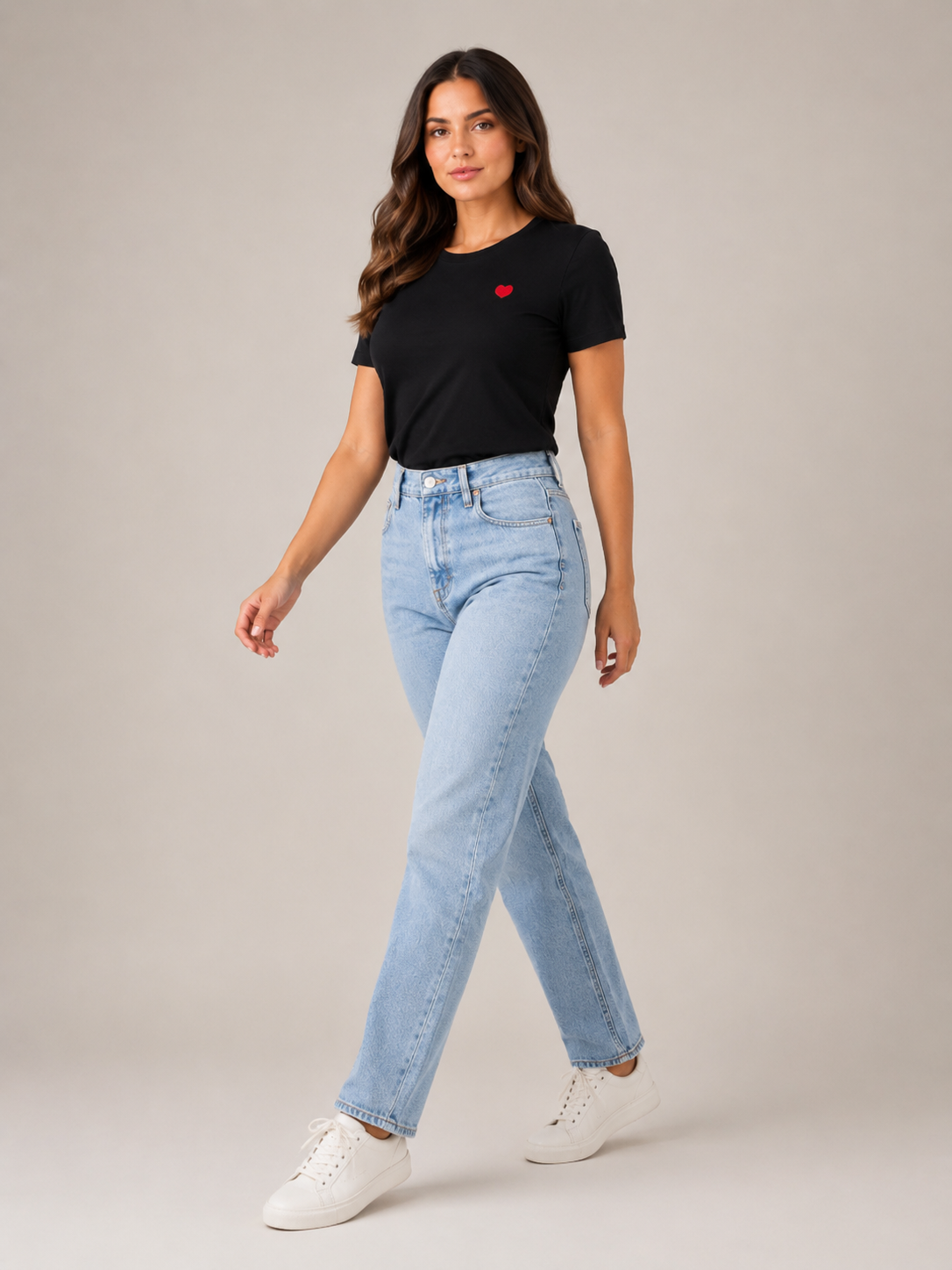 Rosalie T-Shirt à Col Rond avec Cœur Brodé Minimaliste au Style Décontracté Chic