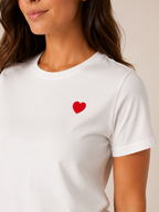 Rosalie T-Shirt à Col Rond avec Cœur Brodé Minimaliste au Style Décontracté Chic