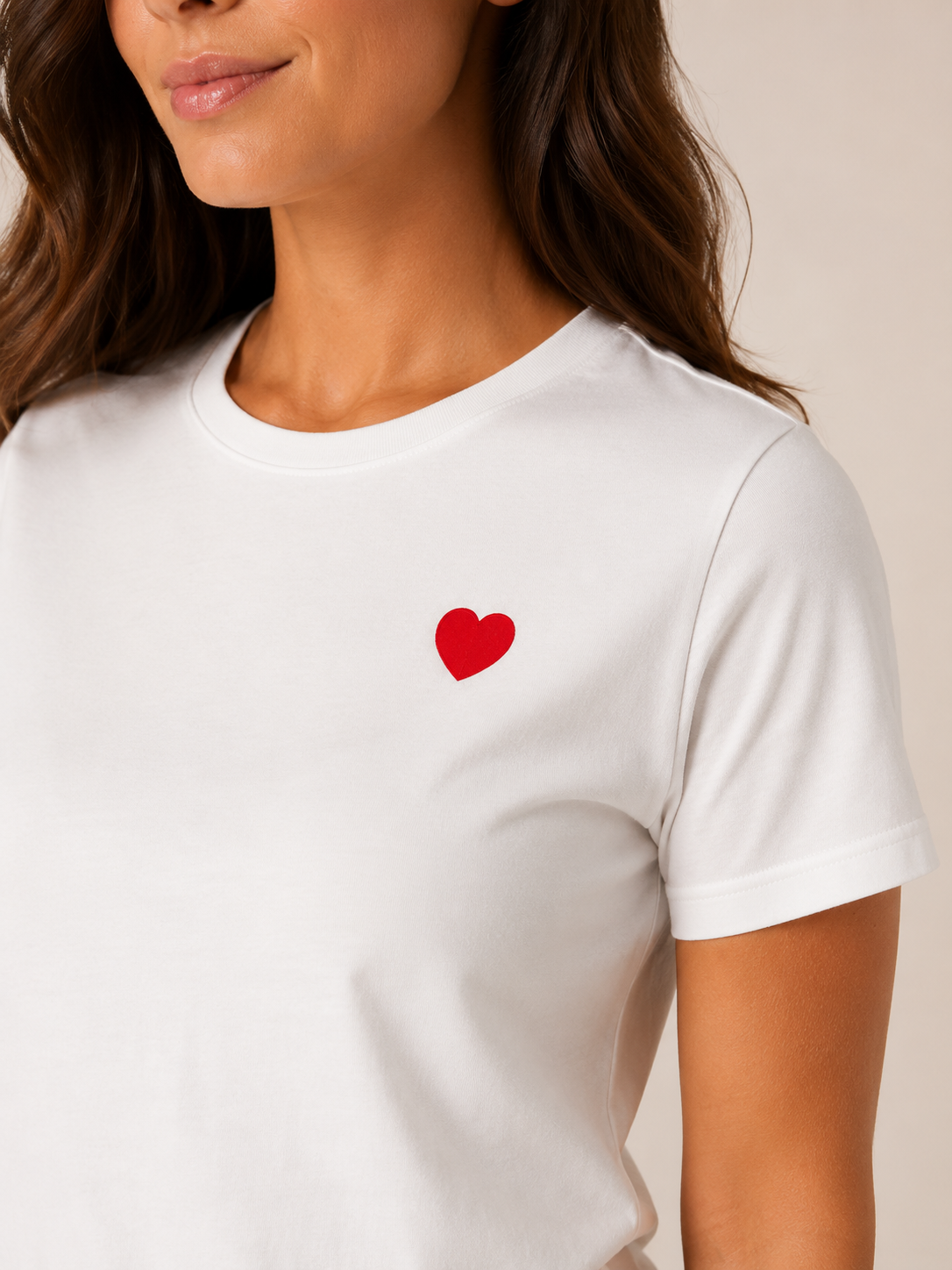 Rosalie T-Shirt à Col Rond avec Cœur Brodé Minimaliste au Style Décontracté Chic