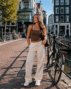 Bianca Donkerbruine Geribde Crop Top met Rechte Hals, Spaghettibandjes en Slim Fit
