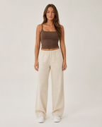 Bianca Donkerbruine Geribde Crop Top met Rechte Hals, Spaghettibandjes en Slim Fit
