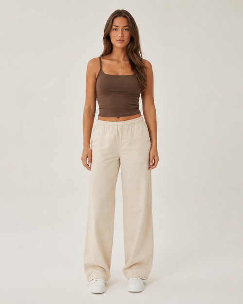 Bianca Crop Top Côtelé Marron Foncé à Encolure Droite, Bretelles Fines et Coupe Ajustée