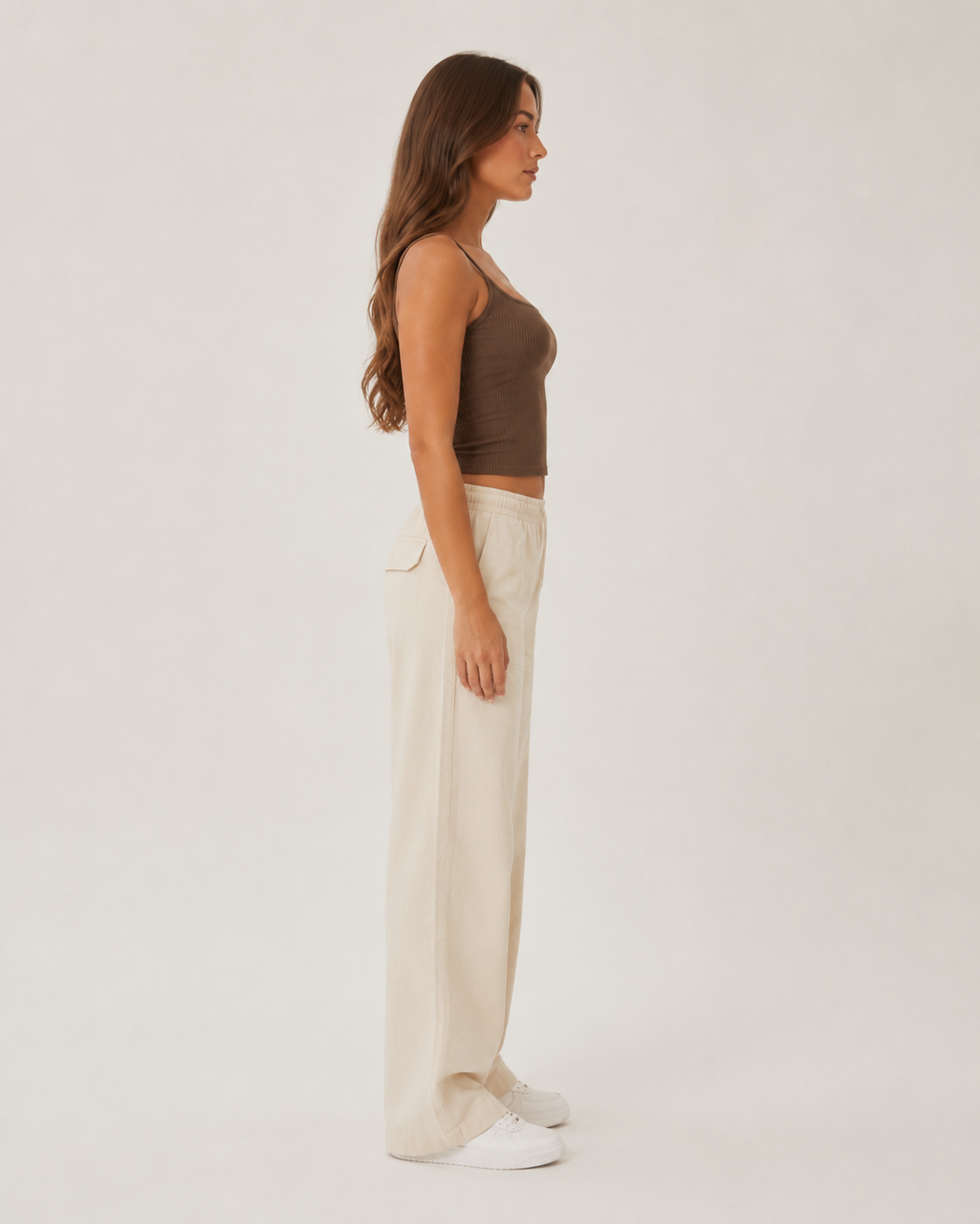 Bianca Donkerbruine Geribde Crop Top met Rechte Hals, Spaghettibandjes en Slim Fit