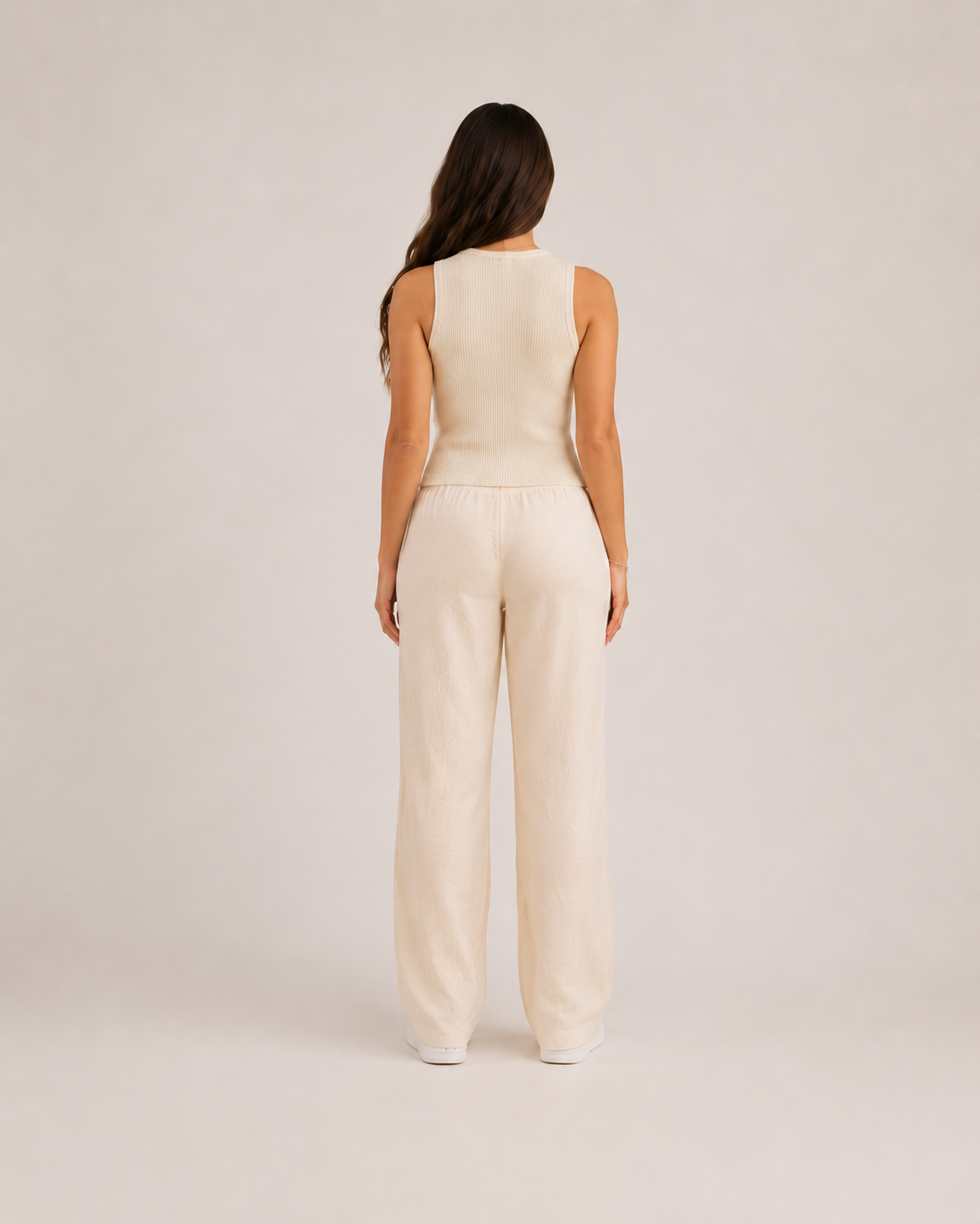 Anouk Beige Geribde Mouwloze Top met Ronde Hals en Comfortabele Slim Fit Pasvorm