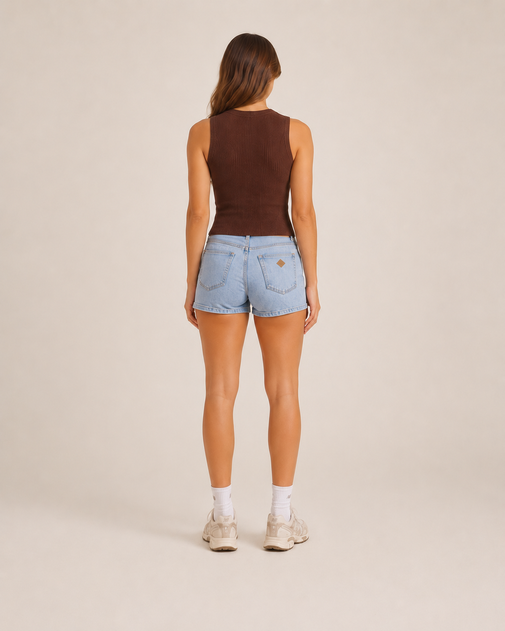 Anouk Beige Geribde Mouwloze Top met Ronde Hals en Comfortabele Slim Fit Pasvorm