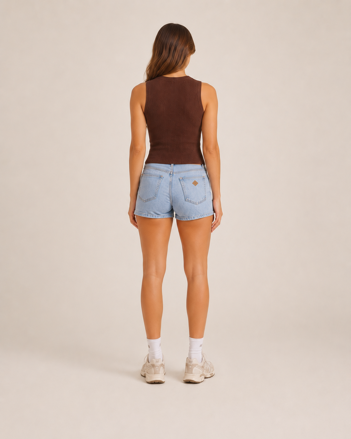 Anouk Beige Geribde Mouwloze Top met Ronde Hals en Comfortabele Slim Fit Pasvorm