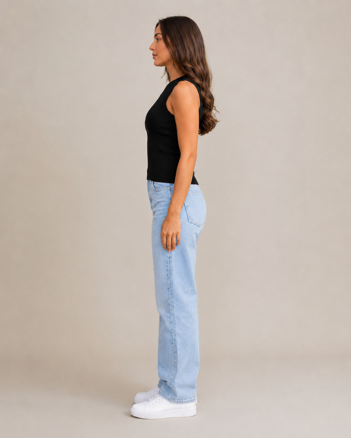 Anouk Beige Geribde Mouwloze Top met Ronde Hals en Comfortabele Slim Fit Pasvorm