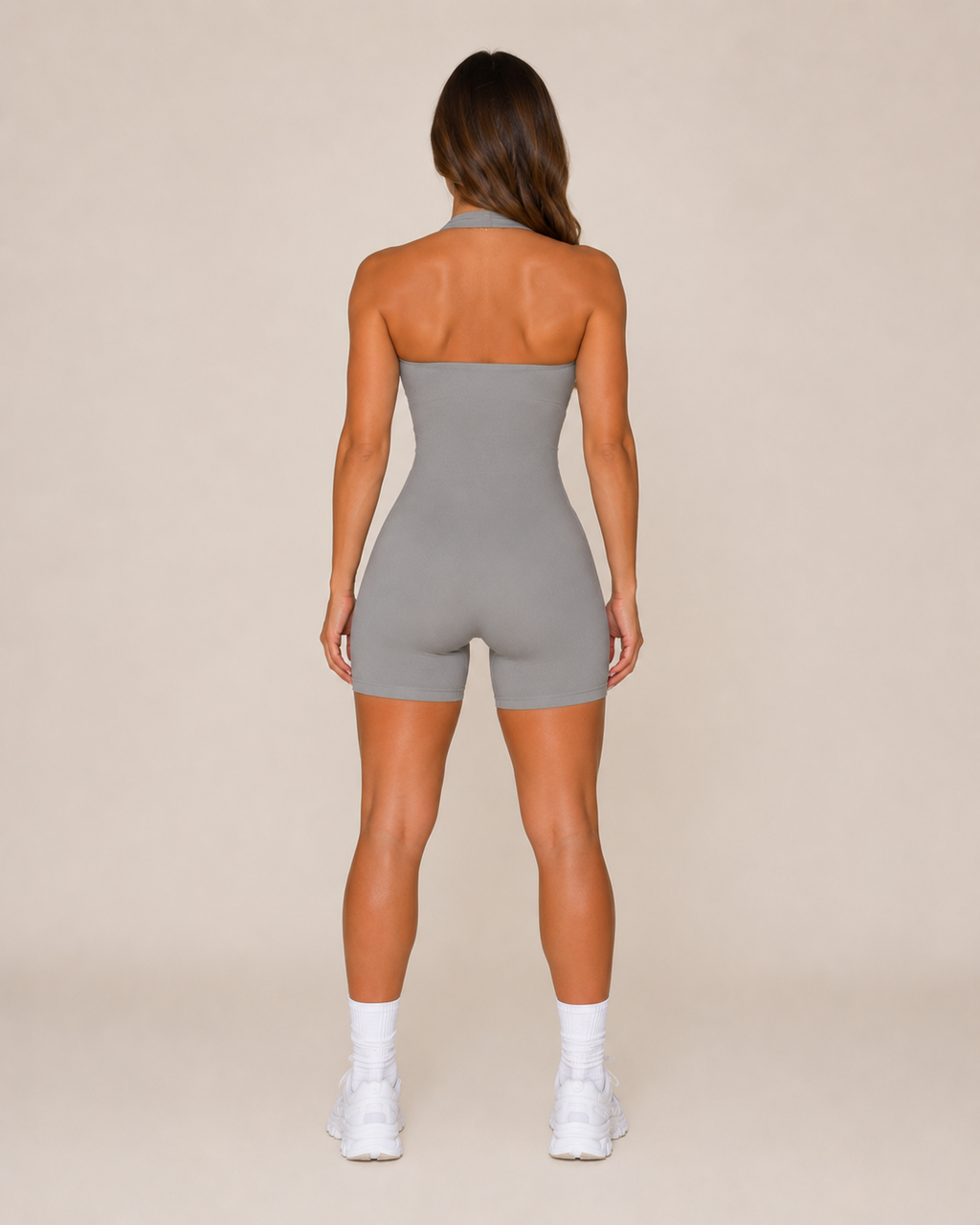 Kaira Tuta Sportiva Halter con Schiena Scoperta, Vestibilità Sagomata e Pantaloncini Corti