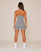 Kaira Tuta Sportiva Halter con Schiena Scoperta, Vestibilità Sagomata e Pantaloncini Corti
