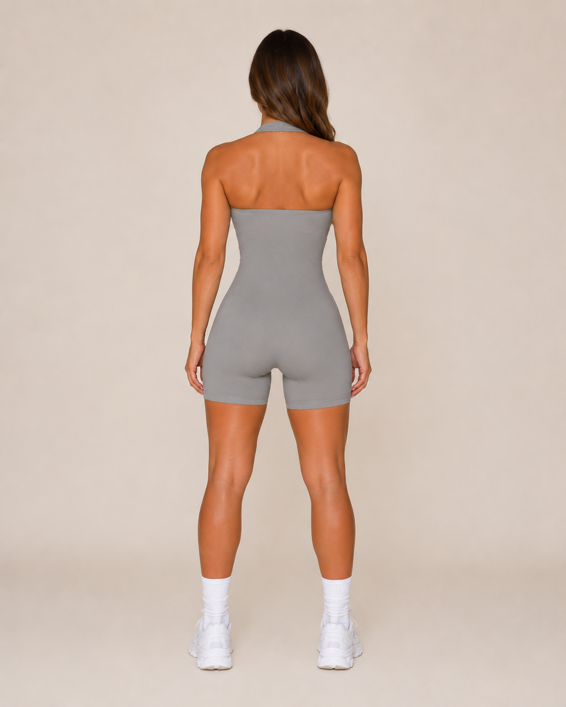 Kaira Tuta Sportiva Halter con Schiena Scoperta, Vestibilità Sagomata e Pantaloncini Corti