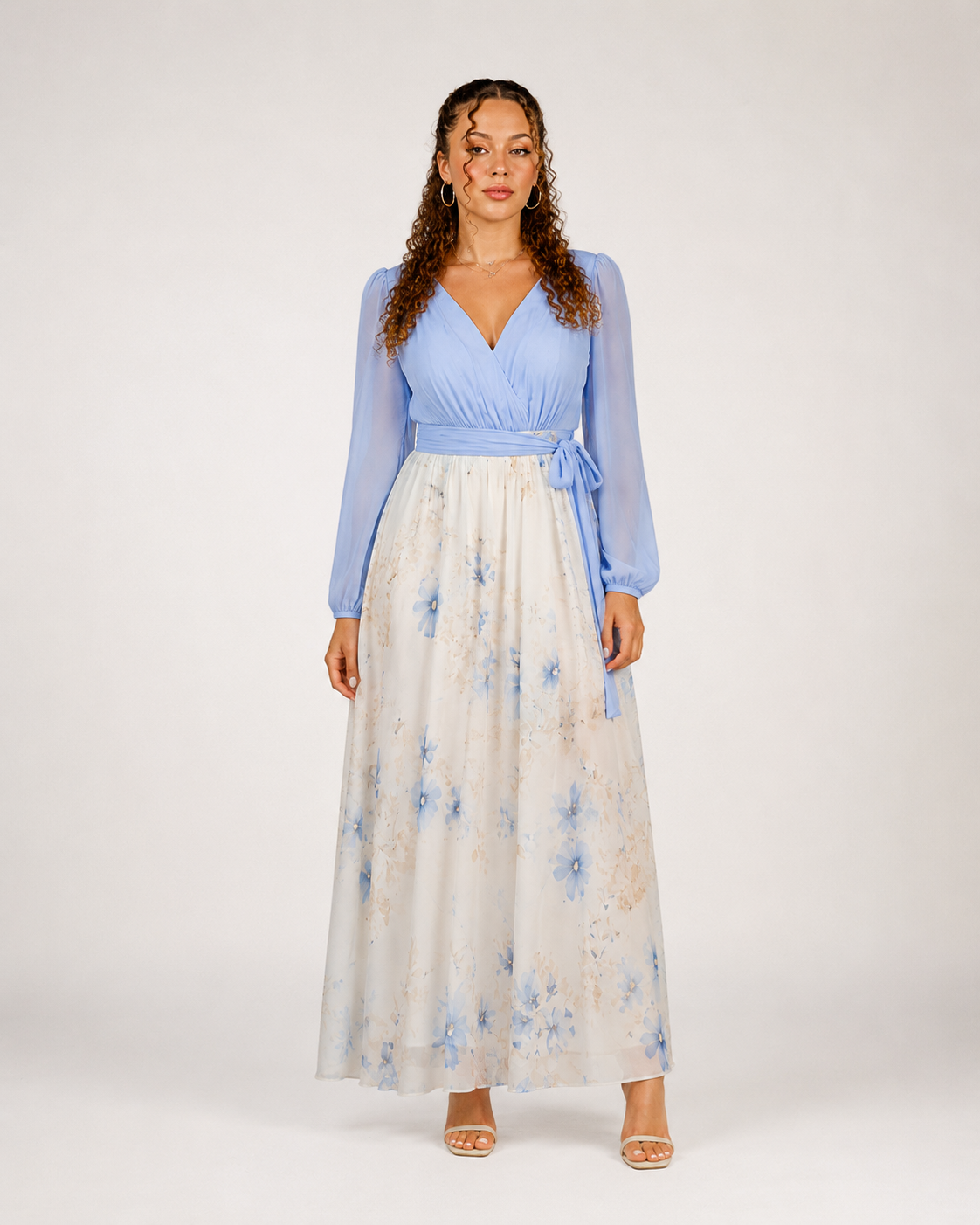 Geneviève Lichtblauwe Bloemen Maxi Jurk met V-Hals, Taillelint en Transparante Mouwen
