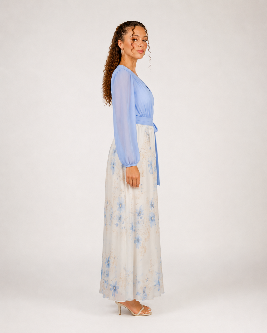 Geneviève Lichtblauwe Bloemen Maxi Jurk met V-Hals, Taillelint en Transparante Mouwen