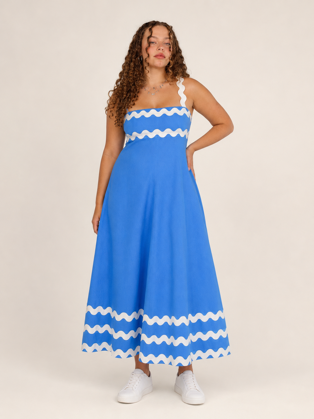 Élodie Robe Maxi Femme à Bretelles Ondulées Contrastées et Coupe Fluide Élégante