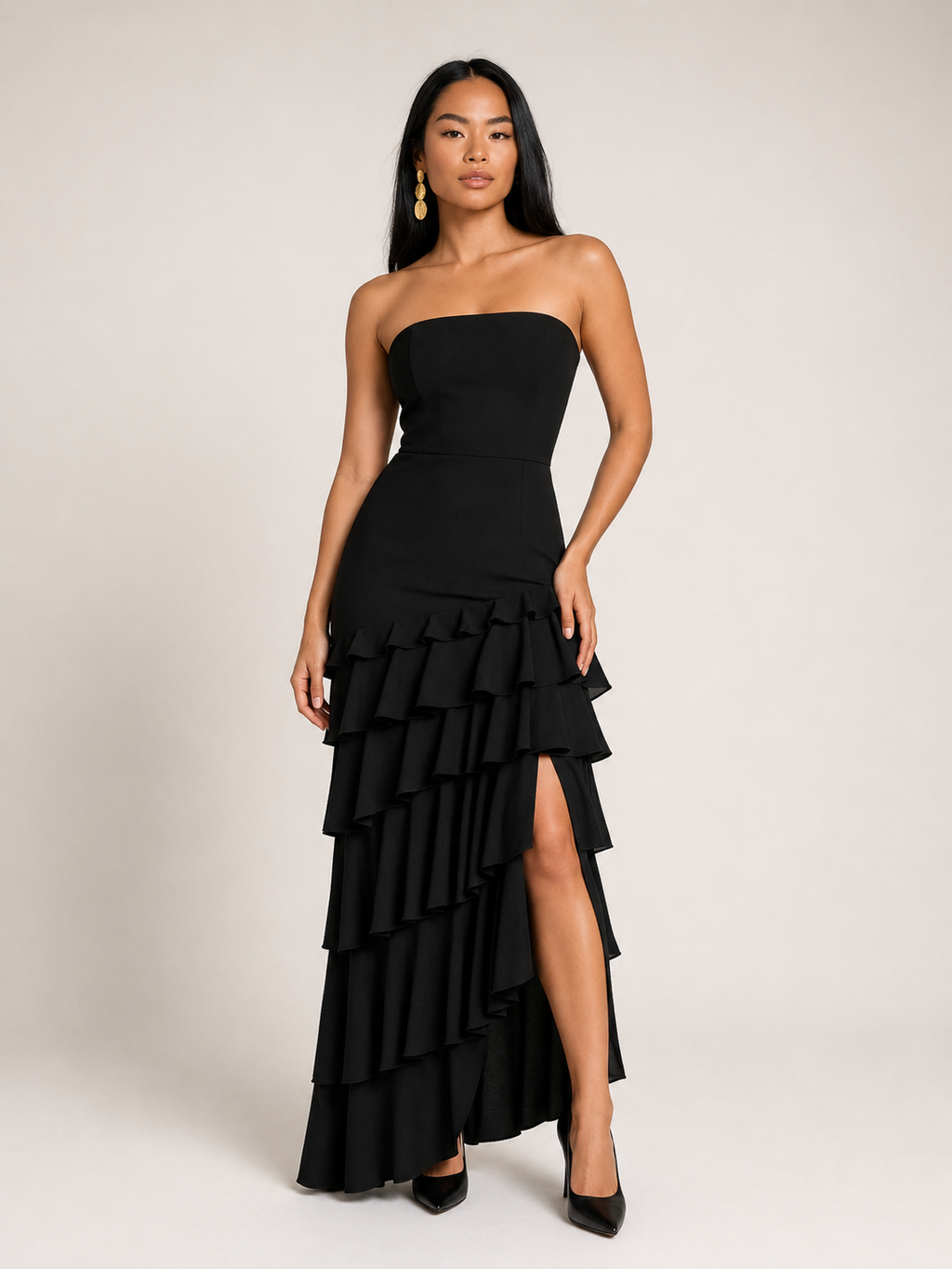 Anneliese Zwarte Strapless Maxi Jurk met Gelaagde Ruches, Split en Elegante Pasvorm