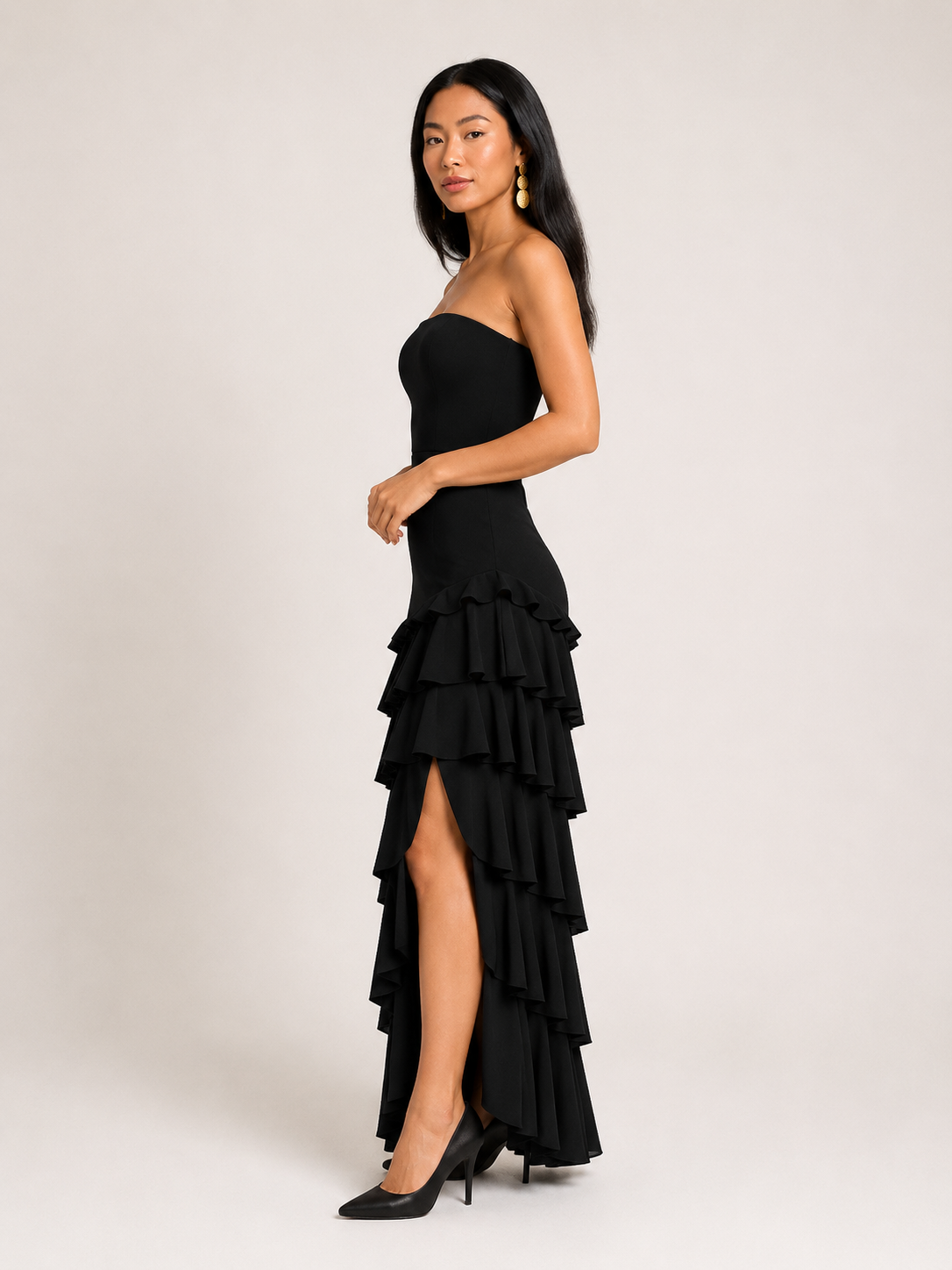 Anneliese Zwarte Strapless Maxi Jurk met Gelaagde Ruches, Split en Elegante Pasvorm