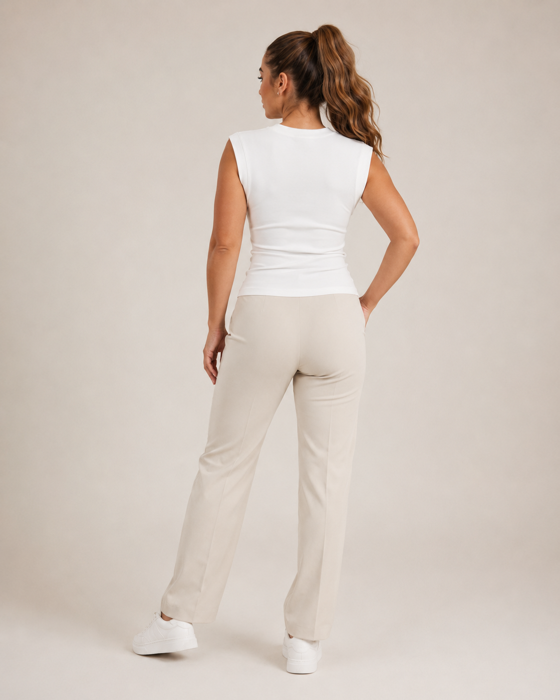 Élodie Mouwloze Top met Ronde Hals, Stretch Pasvorm en Minimalistisch Design voor Dames