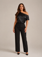Blusa Ginevra femenina de satén con hombro descubierto y elegante escote asimétrico