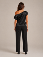 Blusa Ginevra femenina de satén con hombro descubierto y elegante escote asimétrico