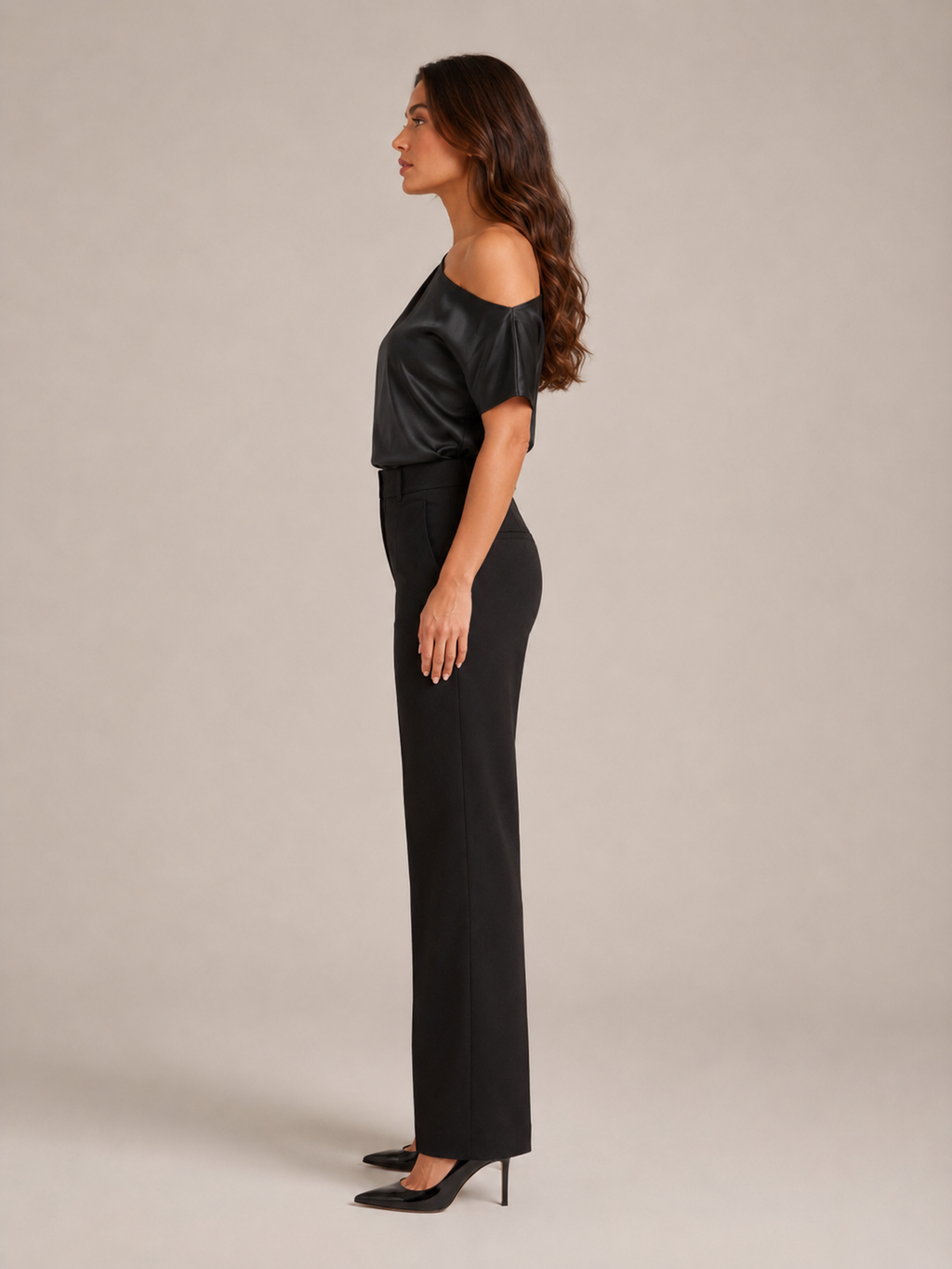 Blusa Ginevra femenina de satén con hombro descubierto y elegante escote asimétrico