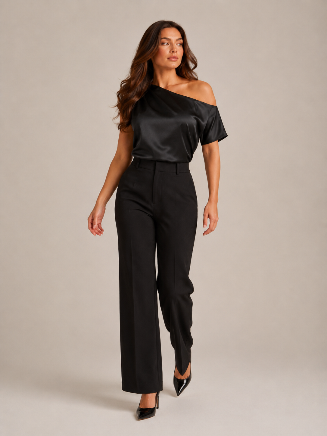Blusa Ginevra femenina de satén con hombro descubierto y elegante escote asimétrico