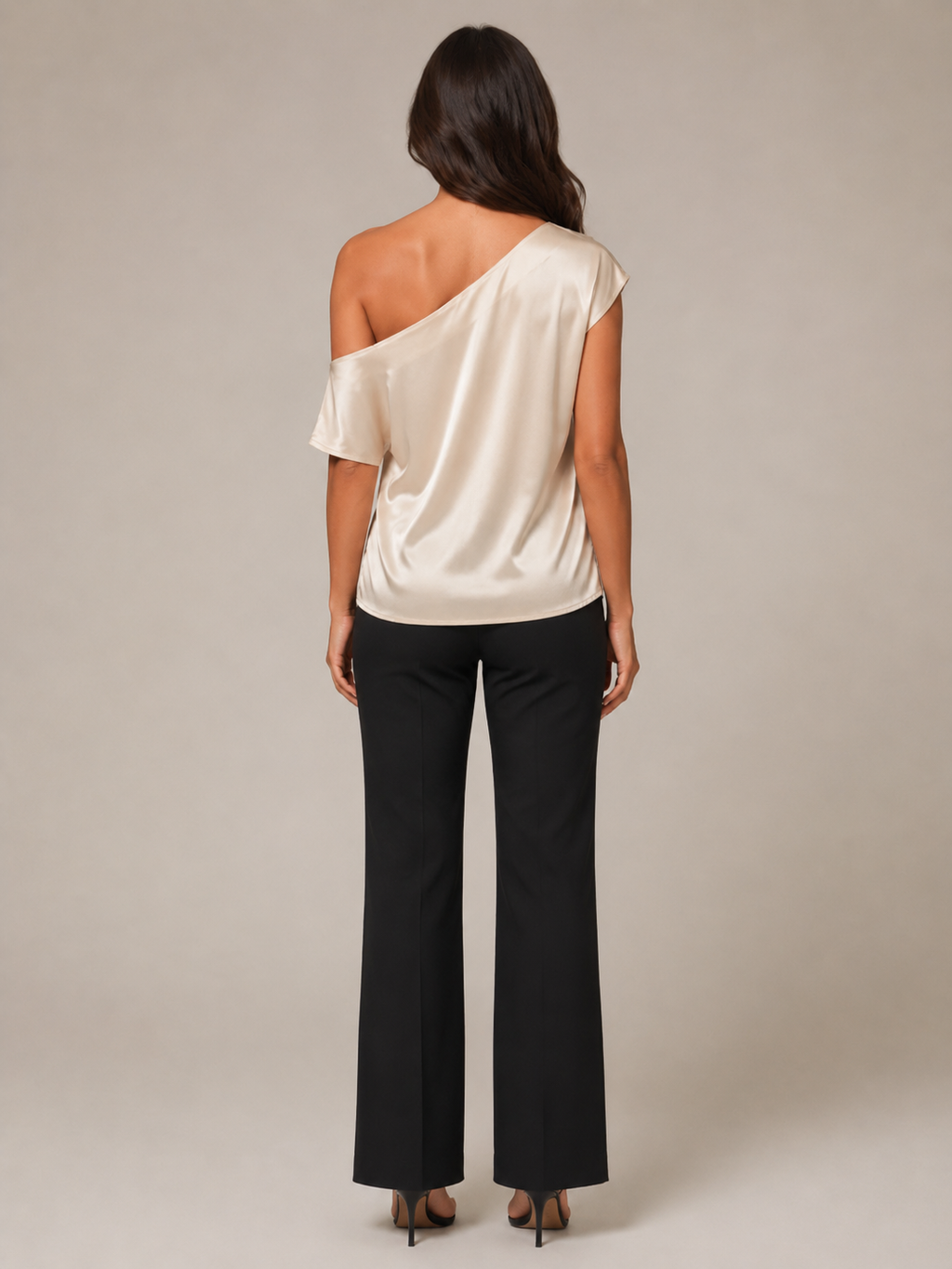 Blusa Ginevra femenina de satén con hombro descubierto y elegante escote asimétrico