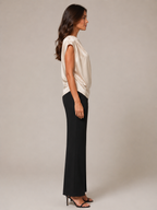 Blusa Ginevra femenina de satén con hombro descubierto y elegante escote asimétrico