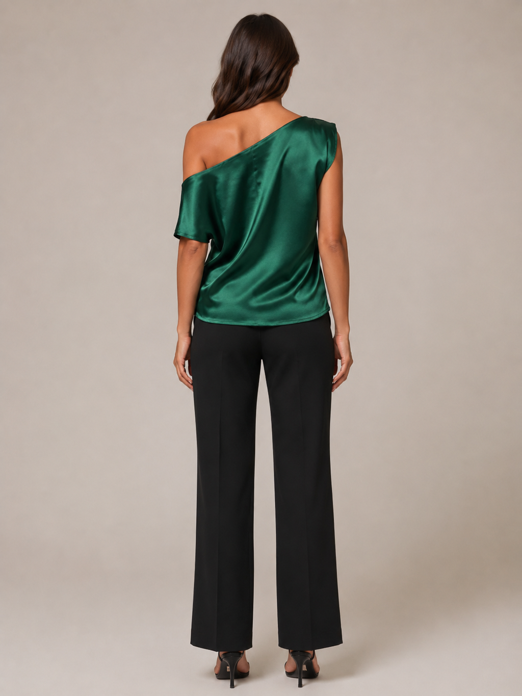 Blusa Ginevra femenina de satén con hombro descubierto y elegante escote asimétrico