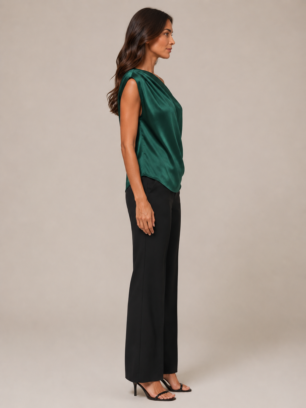 Blusa Ginevra femenina de satén con hombro descubierto y elegante escote asimétrico