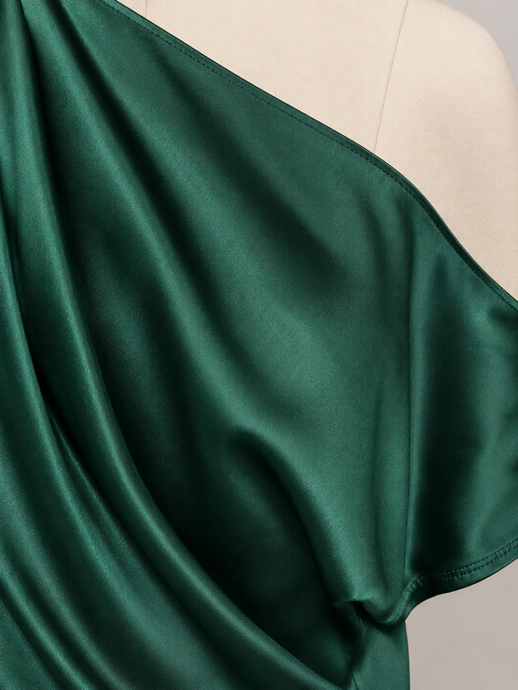 Blusa Ginevra femenina de satén con hombro descubierto y elegante escote asimétrico