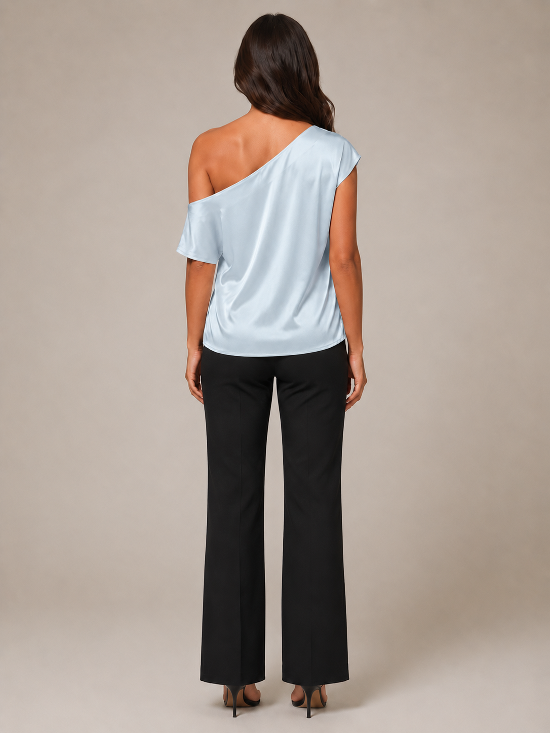 Blusa Ginevra femenina de satén con hombro descubierto y elegante escote asimétrico
