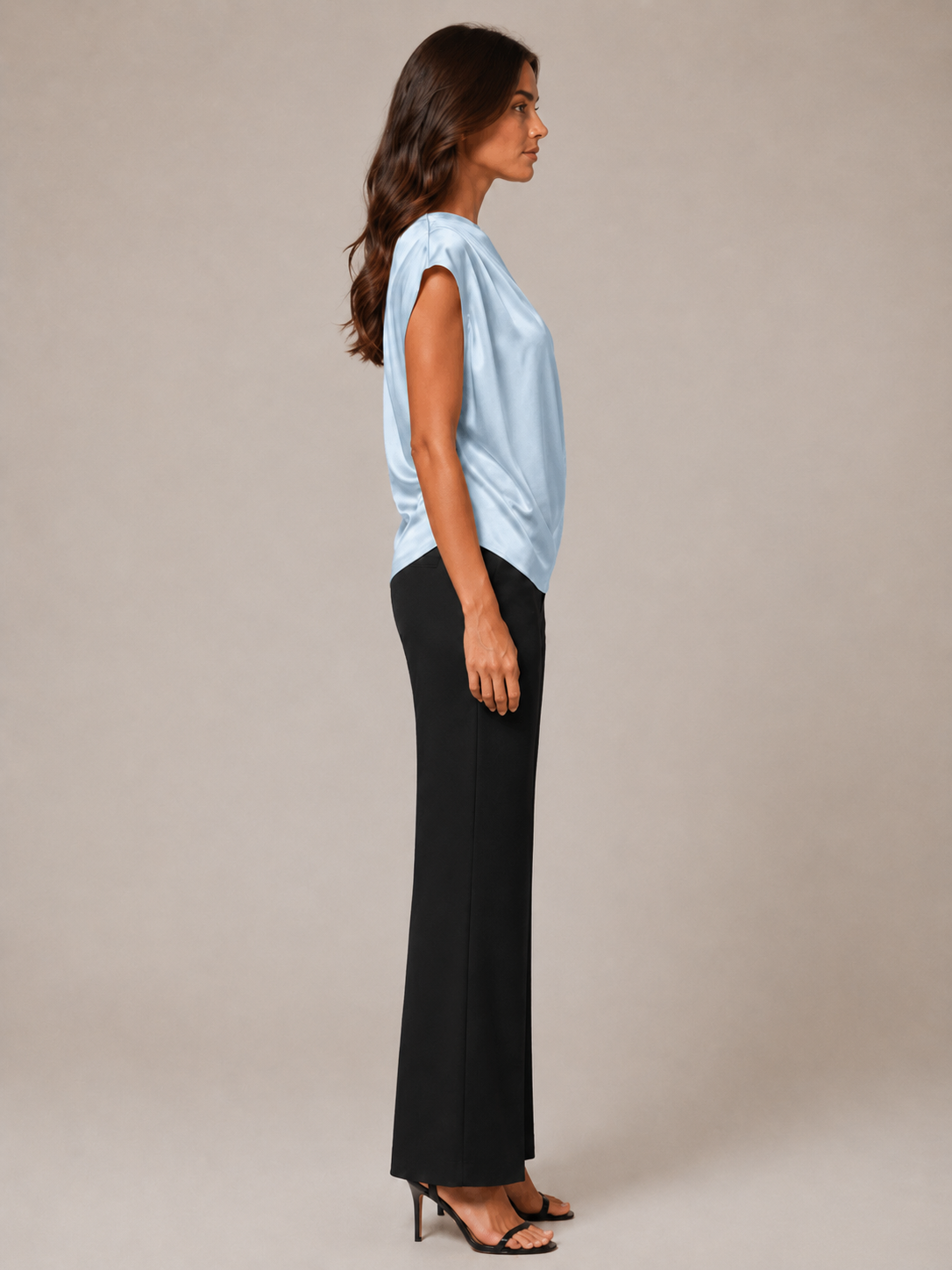 Blusa Ginevra femenina de satén con hombro descubierto y elegante escote asimétrico