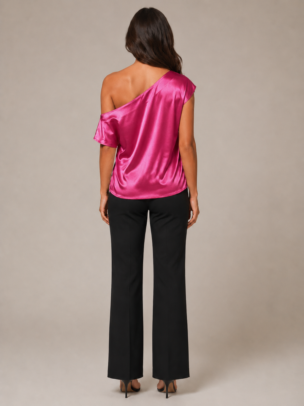 Blusa Ginevra femenina de satén con hombro descubierto y elegante escote asimétrico